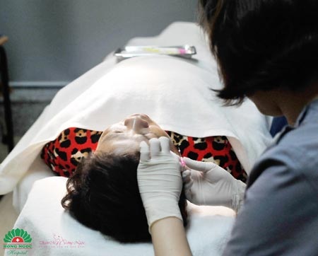 Căng da mặt bằng chỉ với bác sỹ Hàn Quốc - 2 Thực hiện căng da mặt bằng chỉ bởi bác sỹ Hàn Quốc tại Thẩm mỹ Hồng Ngọc