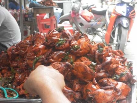 Vụ chim quay tẩm màu bột sắt: Cục ATTP chỉ đạo lấy mẫu kiểm tra! - 1 Vụ chim quay tẩm màu bột sắt: Cục ATTP chỉ đạo lấy mẫu kiểm tra!