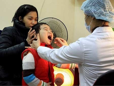 Bệnh hô hấp, tim mạch: Nỗi kinh hoàng trong mùa lạnh - 1 Bác sỹ khám bệnh liên quan đến đường hô hấp cho trẻ. (Ảnh: Dương Ngọc/TTXVN)