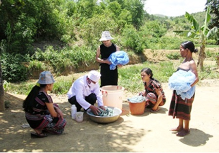 Chủ động ngăn không cho sốt rét bùng phát thành dịch - 1 Tẩm màn ngủ bằng hóa chất diệt muỗi để phòng chống sốt rét cho đồng bào dân tộc (ảnh NVH)