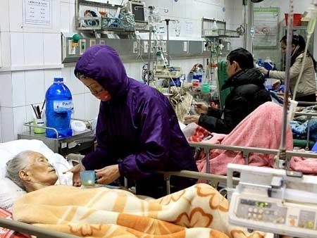 Bệnh hô hấp, tim mạch: Nỗi kinh hoàng trong mùa lạnh - 2 Bác sỹ khám bệnh liên quan đến đường hô hấp cho trẻ. (Ảnh: Dương Ngọc/TTXVN)