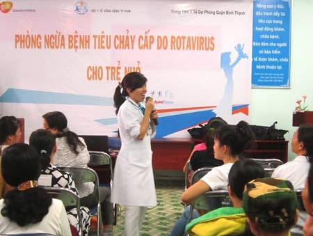 Phát động chiến dịch: “Cuộc đua nhân loại chống lại Rotavirus” - 1 Các bác sĩ đang hướng dẫn các gia đình cách phòng bệnh tiêu chảy rotavirus ở trẻ nhỏ