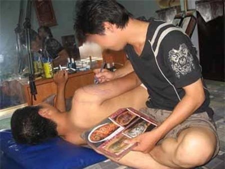Nguy cơ lây lan bệnh tật từ xăm thẩm mỹ - 1 Chủ yếu các cơ sở dịch vụ xăm mình là hoạt động tự phát. Ảnh: ST