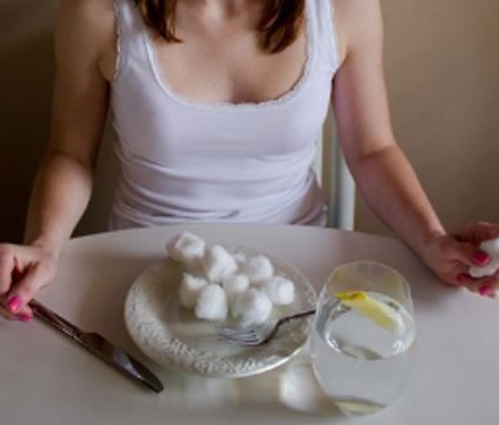 Kinh dị trào lưu “nuốt bông gòn” để giữ dáng - 1 Kinh dị người mẫu “nuốt bông gòn” để giữ dáng