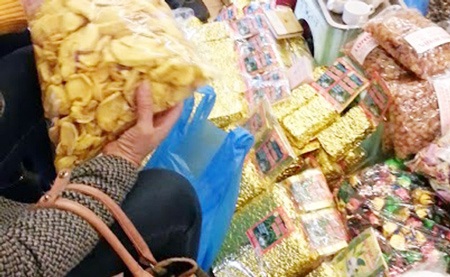 Thị trường bánh kẹo Tết: Mập mờ chất lượng - 1 Người tiêu dùng tỏ ra khá băn khoăn trước chất lượng của một số loại hàng Tết