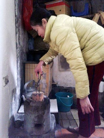 Sưởi bếp than - Đưa “thần chết” vào nhà - 1 Đốt bếp than tổ ong rồi cho vào nhà đóng cửa sưởi ấm là vô tình đưa thần chết vào nhà.