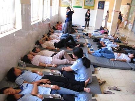 Gần tết, càng lo ngộ độc thực phẩm - 1 Một vụ công nhân ngộ độc thực phẩm