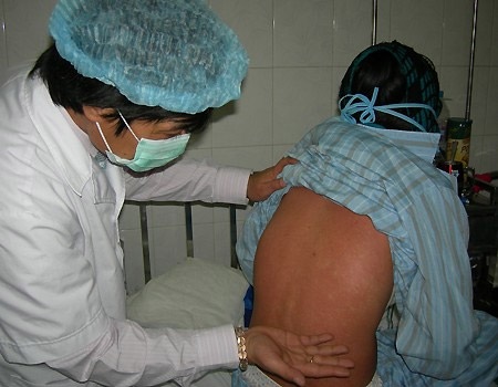 Bao giờ vắc xin rubella được đưa vào chương trình tiêm chủng mở rộng? - 1 Chữa rubella cho trẻ không khó nhưng nguy cơ là có thể lây sang thai phụ