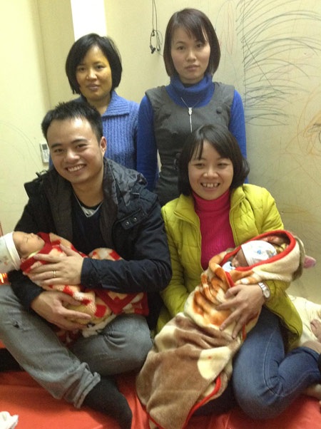 Trẻ sinh ra từ tinh trùng người đã mất: Mở ra nhiều hi vọng - 1 Các thành viên trogn gia đình chị D. hạnh phúc khi 2 bé chào đời khỏe mạnh