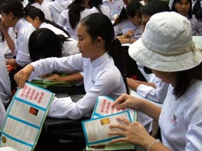 Thân thiện những mô hình giáo dục giới tính cho vị thành niên - 2 Học sinh trung học cơ sở đang đọc tài liệu về sức khoẻ sinh sản dành cho lứa tuổi mình