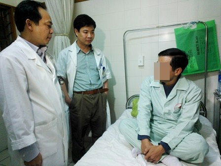 Lần đầu tiên mổ nội soi thành công khối u ung thư qua lỗ tự nhiên - 1 Các BS Khoa Ngoại nhi - Cấp cứu bụng thăm bệnh nhân T.