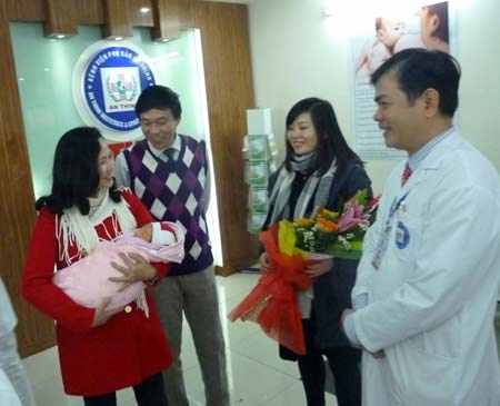Gặp Lan Hương - Đỗ Kỷ tại bệnh viện… phụ sản - 6 Trước khi ra về Lan Hương dặn dò con dâu chu đáo, đeo kính, quàng khăn, giữ ấm trước khi ra ngoài.