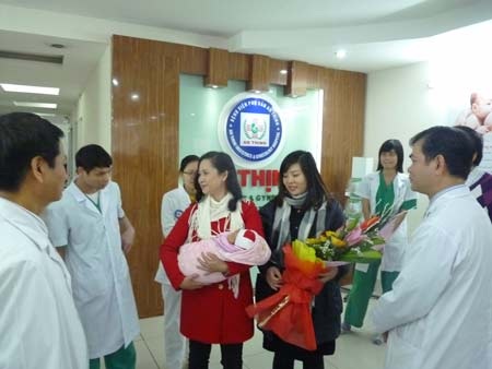 Gặp Lan Hương - Đỗ Kỷ tại bệnh viện… phụ sản - 7 Trước khi ra về Lan Hương dặn dò con dâu chu đáo, đeo kính, quàng khăn, giữ ấm trước khi ra ngoài.