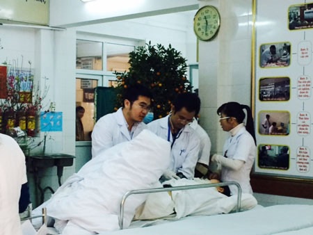 Mất Tết vì tai nạn giao thông - 3 Các bác sĩ liên tục tiếp nhận các ca cấp cứu mới
