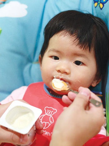 Váng sữa có bổ như sữa mẹ? - 1 Váng sữa không chứa đủ dinh dưỡng như sữa mẹ. Ảnh: Lê Kiên