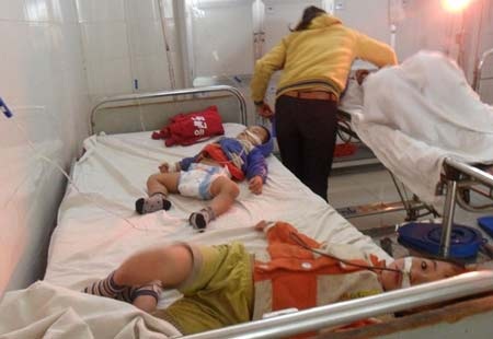 Ba mẹ con chị Dần đang được cấp cứu tại Bệnh viện đa khoa tỉnh Đắk Lắk.