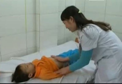 Cách khắc phục chứng trướng bụng, đầy hơi  - 1 Thoa bụng theo chiều kim đồng hồ, theo chiều từ rốn ra xung quanh.