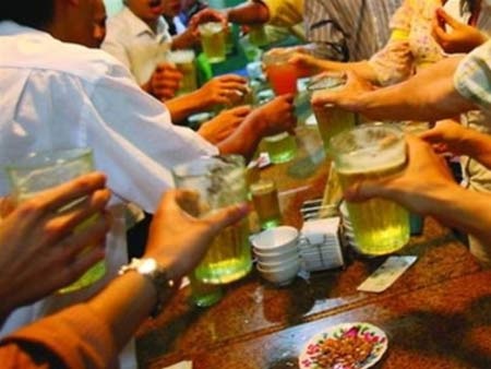 Uống nhiều rượu, chết từ từ - 1 Rượu bia quá đà tàn phá thể xác và tâm thần con người. Ảnh: Hoài Anh.