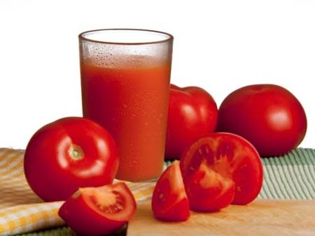 Những cách “trị” quầng thâm mắt đơn giản mà hiệu quả - 3 10. Nước ép cà chua cũng rất tốt. Bôi lên da quanh mắt và để 20 phút, sau đó rửa sạch.
