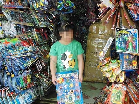 Vì sao đồ chơi Trung Quốc bị cấm? - 1 Đủ loại đồ chơi trẻ em được bày bán ở một cửa hiệu tại TPHCM Ảnh: TẤN THẠNH