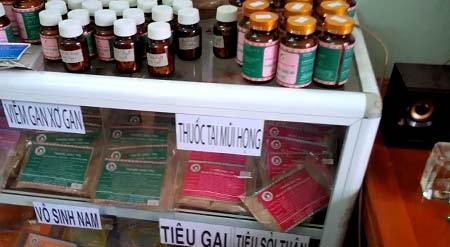 Đột nhập phòng khám “chui” Đông Y Việt! - 5 Nhiều thuốc không rõ nguồn gốc bị niêm phong