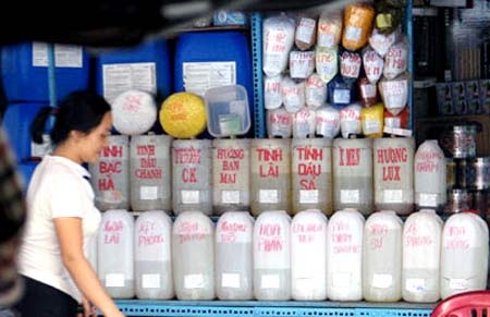 Hương thơm nhờ hóa chất: Thắp nhiều hại phổi, hại mắt - 1 Các loại tinh dầu thơm bày bán khắp chợ Kim Biên (TPHCM)