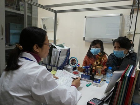 BS Cúc Hương khám và tư vấn cho một bệnh nhân mắc lao là nhân viên văn phòng.