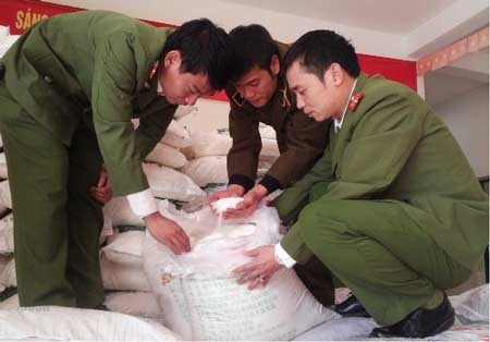 Bắt giữ gần 20 tấn mì chính, ô mai Trung Quốc - 1 Bắt giữ gần 20 tấn mì chính, ô mai Trung Quốc
