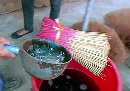 Hương thơm nhờ hóa chất: Thắp nhiều hại phổi, hại mắt - 3 Hãy chọn nhang có mùi thơm tự nhiên, tránh hít phải khí độc hải