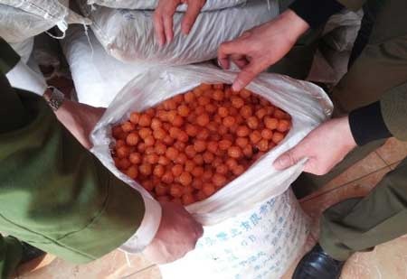 Bắt giữ gần 20 tấn mì chính, ô mai Trung Quốc - 3 Theo cơ quan chức năng, loại ô mai này đã có biểu hiện của nấm mốc.