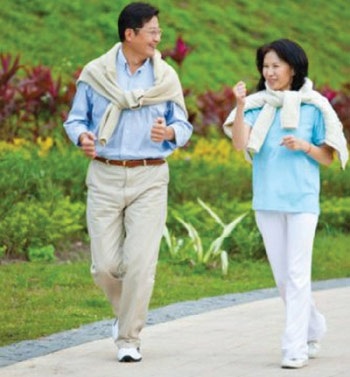 Đàn ông cũng... hồi xuân - 1 Luyện tập thể dục , thể thao đều đặn giúp nam giới giữ mãi tuổi xuân.