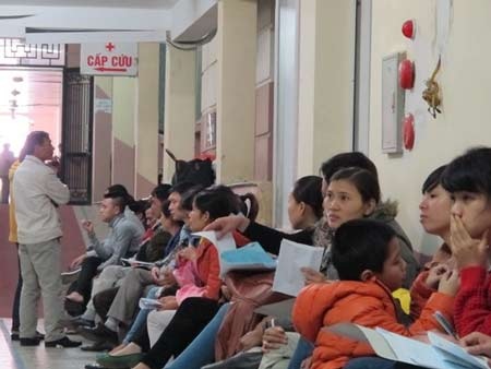 Cẩn trọng với thời tiết ngày tết - 2 Ăn mặc đúng cách cũng làm giảm bớt tác hại của giá lạnh hay nóng bức quá mức. Ảnh: Ngọc Dung