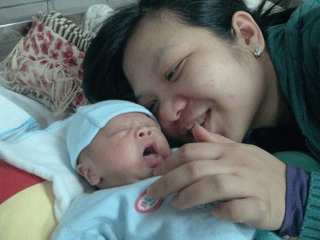 Kỳ diệu cứu sống bé sơ sinh người luôn tím đen vì xơ phổi - 1 Bé Duy Minh da dẻ đã hồng hào, tình trạng xơ phổi dần ổn định