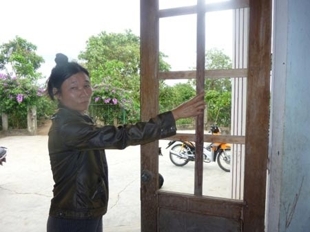 Hoang mang tin đồn về “sâu thuốc độc” - 4 Cửa kính nhà bà Trần Thị Kiệm bị ông Sơn đập phá.