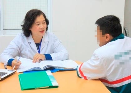 Yêu thương bệnh nhân nghiện... như người nhà - 2 Bác sĩ Trinh đang tư vấn cho bệnh nhân