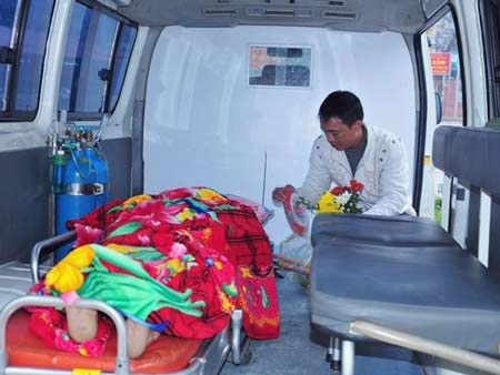 Bệnh nhân tử vong trên xe cấp cứu, y tá không phản ứng gì - 1 Ông Vũ Văn Sự, người nhà nạn nhân, bức xúc yêu cầu cơ quan chức năng làm rõ trách nhiệm