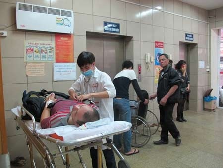 Nên đưa người bị say rượu đến các cơ sở y tế nếu có các biểu hiện lơ mơ, vật vã