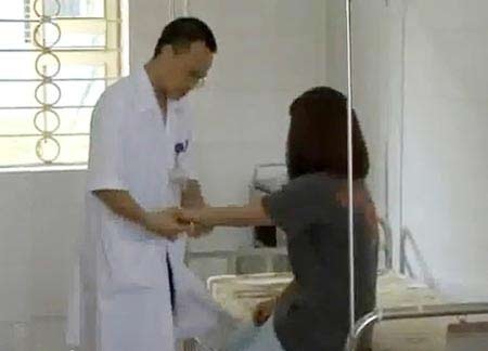 Bác sĩ đang thăm khám cho một “cô chiêu” tại Bệnh viện tâm
thần Hà Nội.