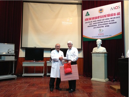 Khám tư vấn miễn phí bệnh lý cột sống cho trẻ em