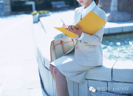 9.Trên đường đi làm
thưởng thức hoa cỏ