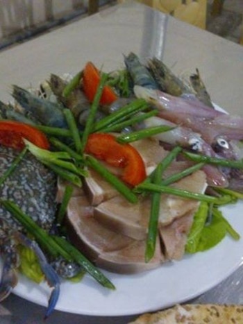 Cẩn thận với lẩu hải sản giá rẻ - 2 Miếng cá basa cứng như đá trong xuất lẩu hải sản tươi sống tại Long Biên (HN)