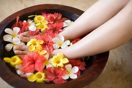 Bài thuốc trị bệnh cước do lạnh hiệu quả - 1 Ngâm chân nước ấm trị cước.