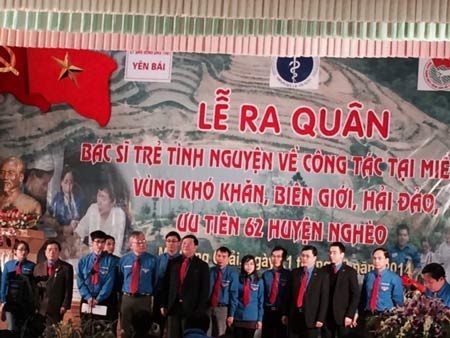 Lễ ra quân đưa bác sĩ trẻ tình nguyện về 62 huyện nghèo - 2 14 thầy thuốc trẻ đã về với Mù Căng Chải