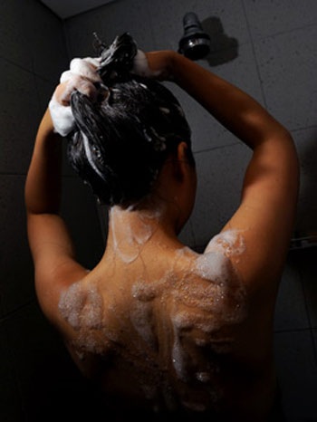 16 sai lầm dễ... mắc - 2 Sai lầm 2: Tắm hàng ngày