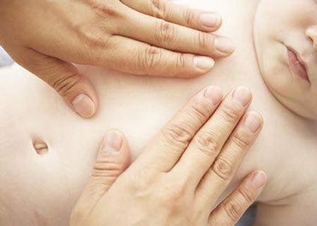 Nhiều trẻ nhỏ đến viện Da liễu TƯ vì bệnh... sùi mào gà - 1 Trẻ bị nhiễm bệnh do người lớn tiếp xúc với vùng bị bệnh rồi sờ vào trẻ