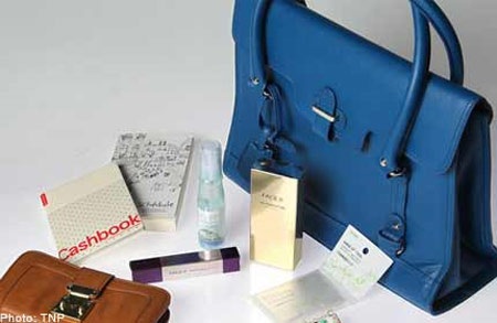 16 sai lầm dễ... mắc - 9 Sai lầm 9: Mang túi xách nặng