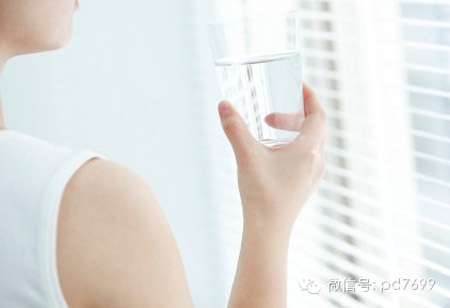 5. Uống một cốc nước