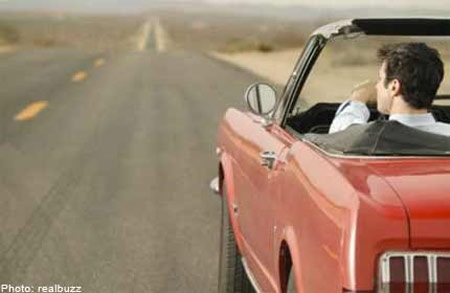 16 sai lầm dễ... mắc - 8 Sai lầm 8: Hạ cửa kính khi xe chạy