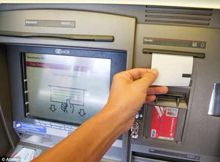 Cảnh giác với chất độc từ hóa đơn của máy ATM - 1 Cảnh giác với chất độc trên hóa đơn từ máy ATM