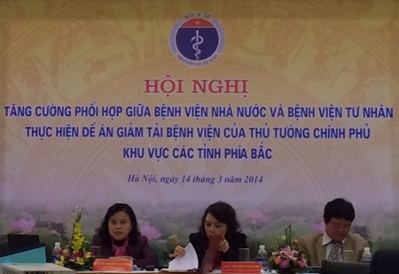 Bệnh viện công nên chuyển bệnh nhân sang bệnh viện tư? - 3 Bộ trưởng Bộ Y tế, bà Kim Tiến (giữa) chủ trì hội nghị